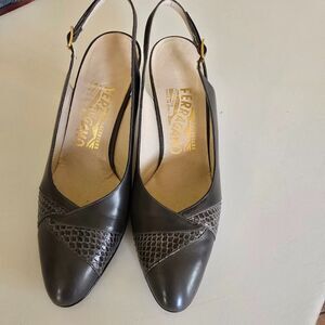 SALVATORE FERRAGAMO SLINGBACK HEELS GREY SNAKE EMBOSSED CAP TOE VINTAGE 80S 7B